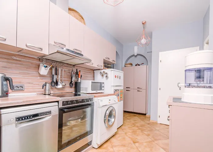 Top Center, 3Bdr, Heart Of The City, Free Secured Parking