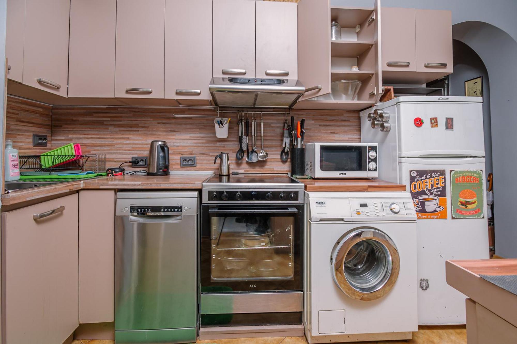 Center, 3bdr, Heart Of The City, Free Secured Parking Apartament